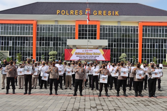 IMBAUAN: Kapolres Gresik AKBP Mochammad Nur Azis saat memberikan himbauan kepada anggotanya untuk selalu melakukan pemantauan. (Foto : Istimewa/Radar Gresik)