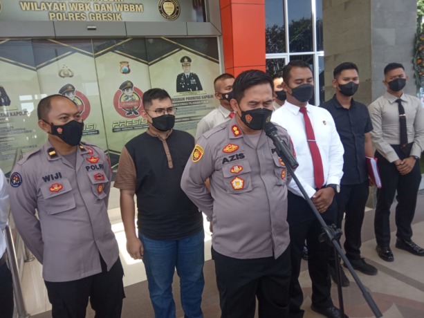 PENETAPAN: Kapolres Gresik AKBP Mochamad Nur Azis didampingi Kasat Reskrim Iptu Wahyu Riski Saputro saat memberikan pernyataan keterangan penetapan tersangka di depan awak media, Jumat (1/7). (Yudhi/Radar Gresik)