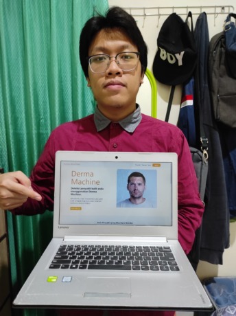 Fransiskus Jonathan menunjukkan AI Computer Vision (CV) yang diberi nama Derma Machine.