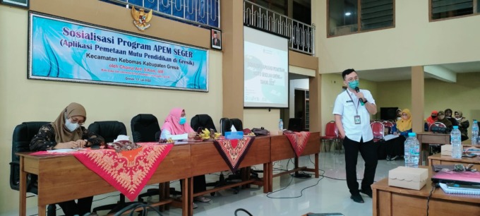 INOVASI: Kasi data dan Informasi Dispendik Gresik Choirul Arif memaparkan aplikasi APEM SEGER kepada para kepala sekolah yang tergabung dalam K3TK Kecamatan Kebomas di Aula PGRI Jalan Manggis Kecamatan Gresik, Selasa (12/7). (Ist/Radar Gresik)