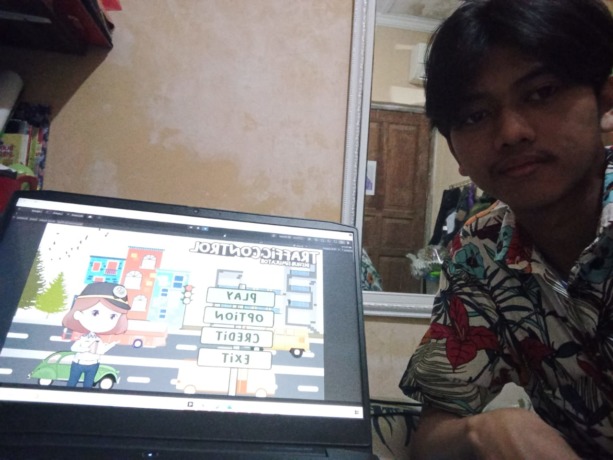 Indra Lesmana mahasiswa jurusan Teknik Informatika menunjukkan aplikasi buatannya setelah mengikuti prodi independen kampus merdeka. (Ist/Radar Gresik)