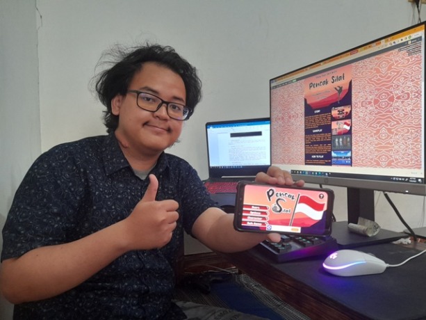 M. Dafa Ardiansyah menunjukkan game yang diciptakann bersama timnya melalui program studi independen.