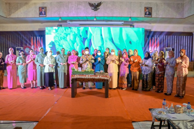 SEMARAK: Bupati Gresik, Ketua Tim Penggerak PKK Gresik, Anggota PKK, ibu-ibu Forkopimda, seluruh camat beserta istri turut menghadiri Peringatan Hari Kesatuan Gerak (HKG) PKK Tingkat Nasional ke-50 di ruang Mandala Bhakti Praja, Pemkab Gresik, Kamis (14/0