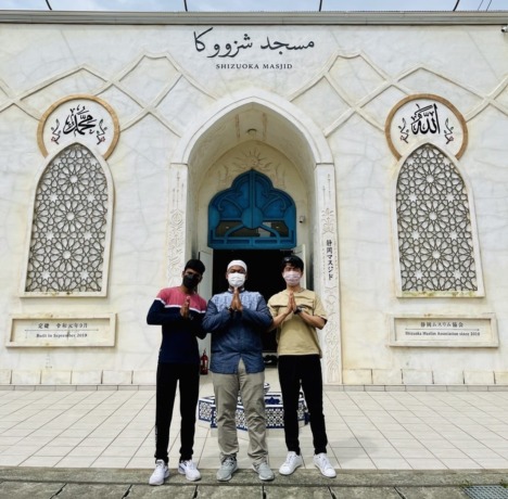 HARI KURBAN: Achmad Ravy Surya Gumilang diapit guru dan temannya usai melaksanakan Salat Idul Adha di Masjid Shizuoka Jepang, Minggu (10/7). (Ist/Radar Gresik)