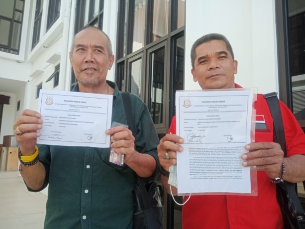 DUGAAN KORUPSI: Ketua IDR Choirul Anam usai melaporkan dugaan korupsi di Perumda Giri Tirta ke Kejari Gresik, Senin (11/7). (Yudhi./Radar Gressik)