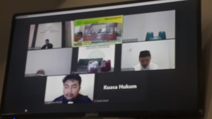 VIRTUAL: Terdakwa Pujo Kurniawan mengikuti sidang secara virtual di PN Gresik, Kamis (28/7). (Ist./Radar Gresik)