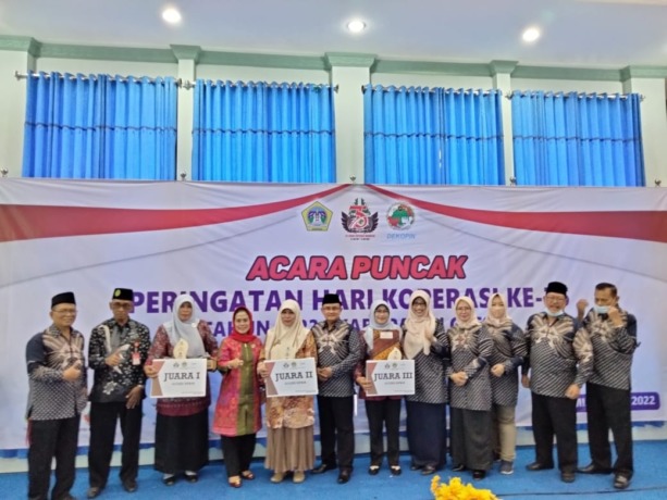 AZAS KEKELUARGAAN: Dekopinda Gresik berikan penghargaan saat acara puncak peringatan Hari Koperasi ke-75 di Aula KPRI Kabupaten Gresik Jalan Dr.Soetomo, Kebomas, Kamis (28/7).  (Masfardian/Radar Gresik)