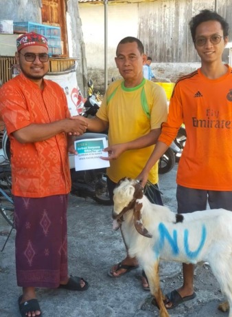 SIGAP: MWC NU Gresik bantu warga dalam berkurban melalui program NU Care – LazisNU. (Ist./Radar Gresik)