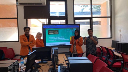 FINALIS LIMA BESAR : Pada Risk Challenge 2022 tahun ini, UISI mengirimkan 3 tim dimana 1 tim berhasil menembus Grand Final 5 besar bersaing dengan National University of Singapore, ITB, UBAYA, dan University of Delhi. (Ist./Radar Gresik)