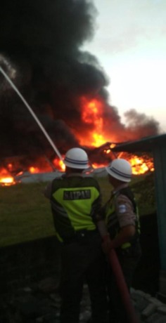 KEBAKARAN: PT Eva Indo Mas, pabrik tikar plastik yang berada di kawasan Desa Sumberame kecamatan Wringinanom Kabupaten Gresik, pada Kamis (21/7) terbakar. (ISTIMEWA/RADAR GRESIK)