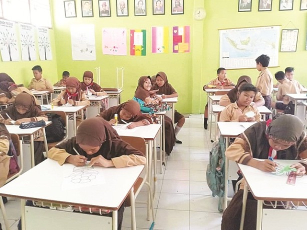 SERAGAM BARU: Para siswa sudah memulai pembelajaran tatap muka dengan seragam baru.  (Ist./Radar gresik)