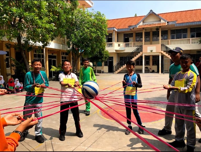 KREATIF : MPLS SMP YPI Darussalam 1 Cerme Tumbuhkan Bakat dan Kreativitas Peserta Didik Baru Melalui Berbagai Game. ( Ist./Radar Gresik)