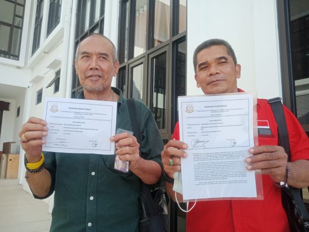 MELAPORKAN: Ketua Orkemas IDR Choirul Anam saat melaporkan kasus dugaan korupsi di Perumda Giri Tirta ke Kejari Gresik. (Yudhi./Radar Gresik)