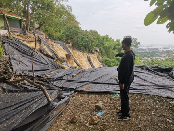 LONGSOR: Longsor yang melanda kawasan Putri Cempo sejak 2014 lalu bakal kembali ditangani DPU. (dok/radar Gresik)