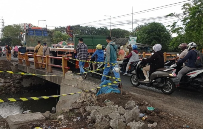MERAMBAT: Pelebaran jembatan Tenger Manyar memicu kepadatan arus lalu lintas disekitaran Jalan Raya Sukomulyo. (Firman/Radar Gresik)