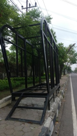 MULAI BERDIRI: Pembangunan halte Bus Gresik-Sidoarjo sudah dimulai di Jalan RA Kartini. (Rofiq./Radar Gresik)