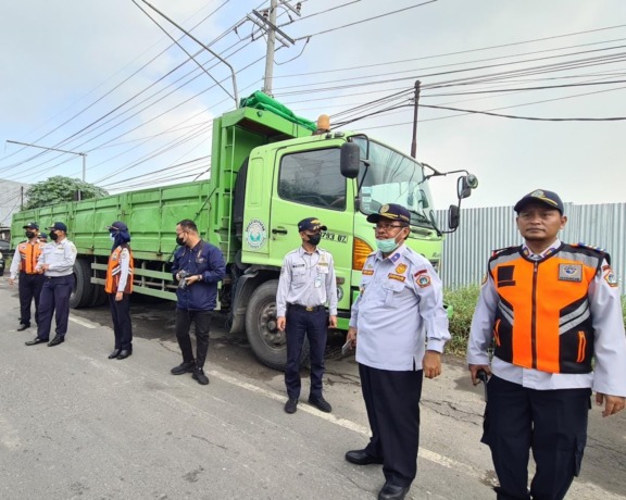Tekan Kemacetan : Dishub Gresik kembali mengeluarkan surat edaran yang berisi himbauan pembatasan jam operasional bagi kendaraan angkutan. (Firman/ Radar Gresik)