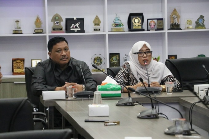 DITAHAN: Keempat tersangka Arif Saifullah, Saiful Arif, Sutrisna alias Krisna dan Nur Hudi anggota DPRD Gresik Fraksi Nasdem saat ditahan di Rutan Mapolres Gresik. (Ist/radar Gresik)