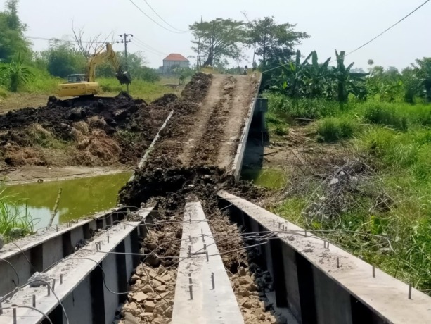 DIBONGKAR: Pekerja mulai melakukan pembongkaran Jembatan kacangan untuk dilakukan perbaikan di Dusun Kacangan, Desa Bulurejo, Kecamatan Benjeng.  (Ist./Radar Gresik)
