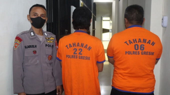 Tersangka Syaiful Arif (kiri), Arif Saifullah (kanan) saat ditahan di Rutan Mapolres Gresik. (Ist./Radar Gresik)