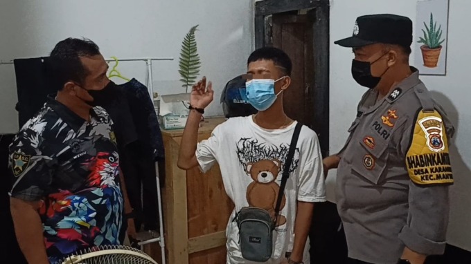 Aparat gabungan yang terdiri dari Polisi, TNI dan Petugas Satpol PP Pemkab Gresik melakukan penggerebekan di Jalan Jawa, Gresik Kota Baru (GKB), Minggu (24/7). (Ist./Radar Gresik)