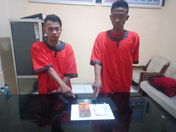 DIAMANKAN: Kedua tersangka Zamil Andika dan Dodik SAIFUL saat diamankan di Mapolsek Kedamean.  (Ist./Radar Gresik)