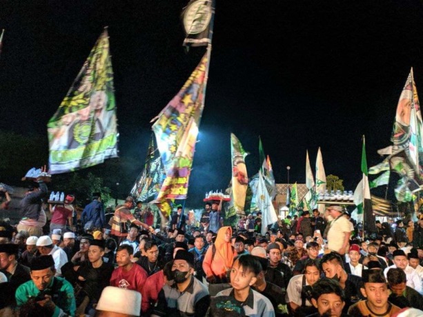PENUH: Ribuan jamaah Syecher Mania antusias menghadiri acara salawat bareng di lapangan PT Metatu Nusantara Jaya (MNJ). (Firman/Radar Gresik)