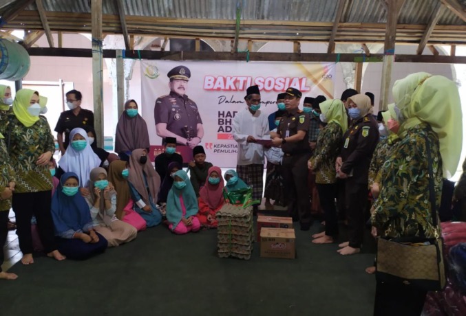 SERAHKAN BANTUAN: Kajari Gresik M. Hamdan. S didampingi Ikatan Ahyaksa Dharmakarini (IAD) wilayah Gresik dan jajaranya saat memberikan bantuan ke Yayasan Panti Asuhan Nurul Ulum di Desa Sidomoro, Kecamatan Kebomas, Jumat (15/7). (Ist/radar Gresik)