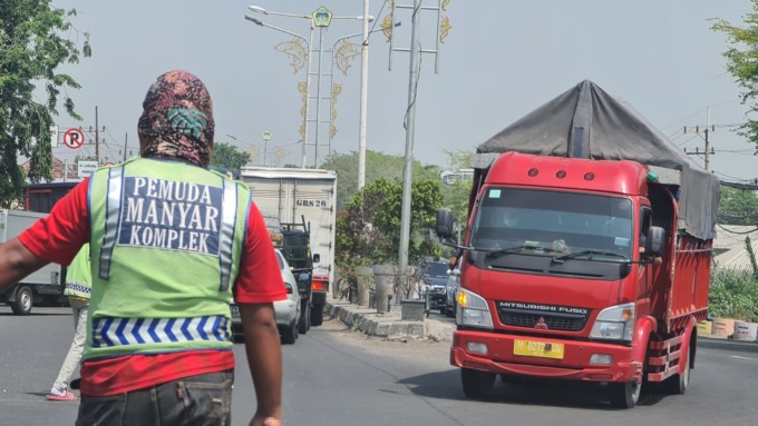 PEMBATASAN: Dinas Perhubungan Gresik membuat gagasan penambahan fasilitas kantong parkir kendaraan besar disejumlah titik gunai mengurai kemacetan. (Firman/Radar Gresik)