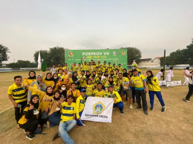 LUAR BIASA: Tim Hoki indoor Gresik berfoto bersama usai meraih medali emas baik dari tim putri maupun putra di Porprov Jatim.  (Ist./Radar Gresik)