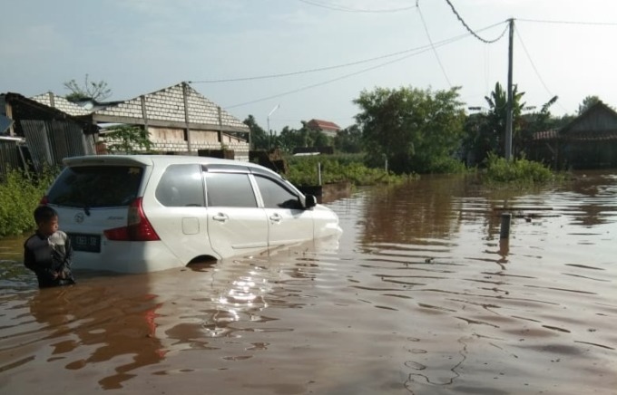 TERENDAM : Kondisi Jalan, rumah terendam banjir akibat jebolnya Waduk di Desa Wotan, Kecamatan Panceng. (Ist/radar Gresik)