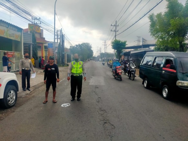 OLAH TKP : Anggota unit laka lantas Polres Gresik ssaat melakukan olah TKP di Jalan Raya, Desa Kepatihan, Kecamatan Menganti. (Ist./Radar Gresik)