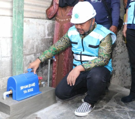 Cek Meteran : Bupati Gresik Fandi Akhmad Yani melihat meteran yang terpasang dirumah warga Kedanyang. (Ist./Radar Gresik)