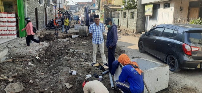 SIDAK: Anggota Komisi III DPRD Gresik Abdullah Hamdi saat memantau proses pembangunan tujuh ruas jalan heritage. (Rofiq/Radar Gresik)