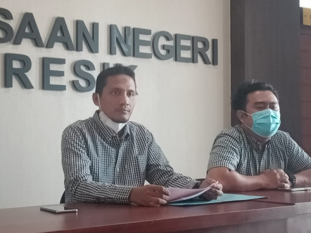 MENYAMPAIKAN: Kasipidsus Kejari Gresik Alifin N Wanda (kiri) didampingi Kasi Intel Kejari Gresik Deni Niswansyah saat jumpa pers di Kantor Kejari Gresik, Jumat (15/7). (Yudi/Radar Gresik)