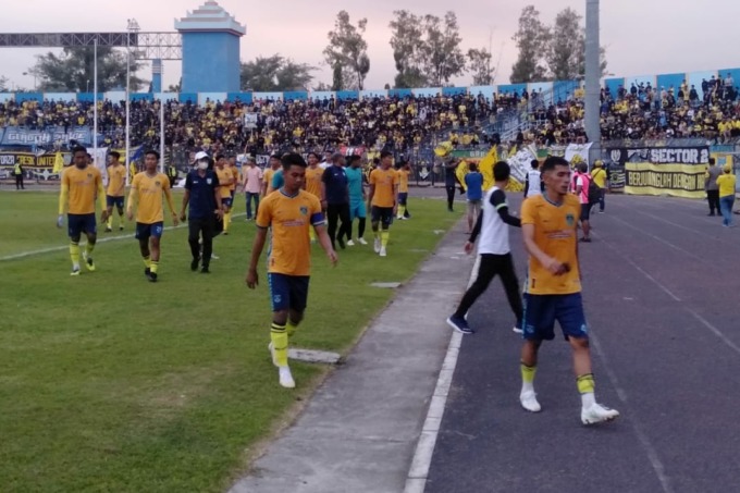 LESU: Para pemain Gresik United (GU) hanya bisa tertunduk lemas meninggalkan lapangan usai kalah 4-1 dalam uji coba melawan Persela Lamongan di Stadion Surajaya, Lamongan.  (istimewa/radar gresik)