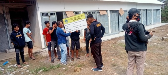 PROTES: Belasan pemuda dari Karang Taruna Desa Sooko saat menggelar demo di depan kios pasar Gresik. (Ist/Radar Gresik)