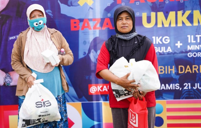 ANTUSIASME : Warga Rembang antusias membeli paket sembako murah yang disediakan SIG pada acara Pasar Murah dan Bazar UMKM BUMN di Alun-Alun Rembang, Jawa Tengah. ( Istimewa/Radar Gresik )