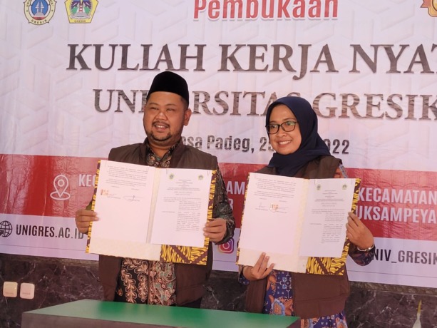 KOMITMEN BANGUN DESA: Bupati Gresik Fandi Akhmad Yani saat Memorandum of Understanding (MoU) dengan   Rektor Universitas Gresik (Unigres) dr Riski Dwi Prameswari di Desa Padeg, Kecamatan Cerme, Senin (25/7) (YUDHI/RADAR GRESIK)
