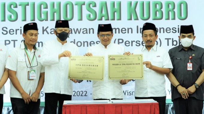 Direktur Utama SIG, Donny Arsal (tengah), Direktur SDM dan Umum SIG, Agung Wiharto (dua dari kiri) usai menandatangani prasasti peresmian TPQ Mujahadah dan Masjid Mambaul Ulum. (Ist./Radar Gresik)