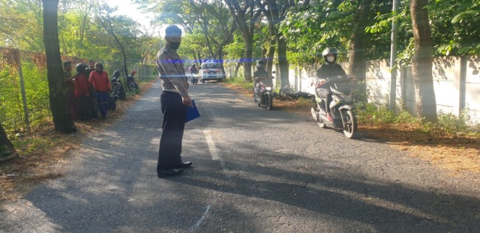 KORBAN TEWAS: Polisi Satlantas sedang mengamati bekas kecelakaan yang mengakibatkan seorang kakek tewas. (Ist./Radar Gresik)