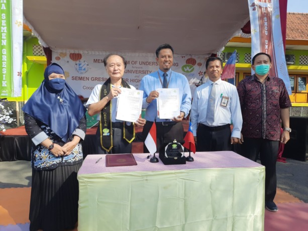 JALIN KERJASAMA : Penandatangan nota kesepahaman MoU antara SMA Semen Gresik Dengan I-Shou University (Taiwan). Dari Kiri Ketua Komite  SMA Semen Gresik, Prof Wensheng Huang,Phd selaku Vice Dean International of I-Shou University, kepala SMA Semen Gresik
