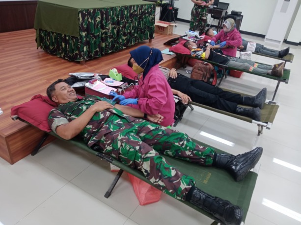 PEDULI : Dandim 0817 Gresik Letkol Inf Ahmad Saleh Rahanar saat mendonorkan darahnya di kantor Makodim Gresik. (Yudhi./Radar Gresik)