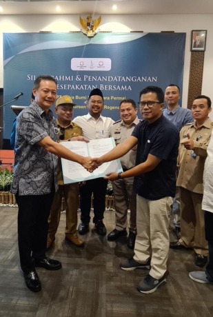 DUKUNG IBADAH : Presiden Direktur PT Raya Bumi Nusantara Permai (RBNP), Yahya Wahono (kiri) secara resmi menyerahkan lahan masjid kepada perwakilan warga Green Garden dengan disaksikan Bupati Gresik, Fandi Akhmad Yani dan Kepala BPN Gresik, Asep Heri. (Do