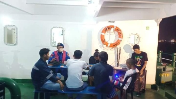 MENGINGATKAN: Anggota personil Satpolairud Polres Gresik saat melakukan patroli di kapal yang sedang lego jangkar di selat Madura perairan Gresik.  (Ist./Radar Gresik)