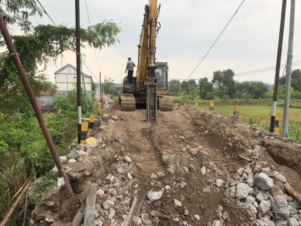 DIKEBUT: Jembatan Kacangan yang ambruk di Desa Bulurejo, Kecamatan Benjeng, mulai dikebut. (Dok/Radar Gresik)