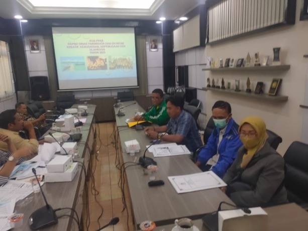 HEARING: Komisi IV saat membahas anggaran KONI pada KUPA-PPAS APBD 2023. (Rofiq/Radar Gresik)