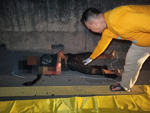 EVAKUASI: Petugas Polisi Jalan Raya (PJR) beserta petugas Satlantas Polres Gresik saat melakukan evakuasi dan Olah TKP korban diduga korban tabrak lari di Tol Manyar. (Ist./Radar Gresik)