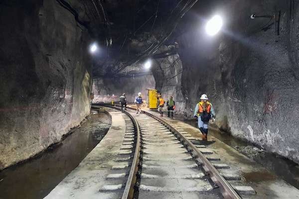 BISNIS: Pekerja melintasi areal tambang bawah tanah Grasberg Blok Cave (GBC) yang mengolah konsentrat tembaga di areal PT Freeport Indonesia, Distrik Tembagapura, Kabupaten Mimika, Papua, Rabu (17/8). (Ist./Radar Gresik)
