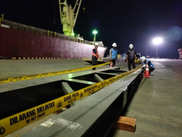 OLAH TKP: Anggota Satpolairud melakukan olah TKP dan mengevakuasi korban laka kerja di Pelabuhan JIIPE dan di atas Kapal KM. Fatimah V Arus Pelayaran Barat Surabaya (APBS) depan Pelabuhan Maspion, Kecamatan Manyar, Selasa (9/8).  (Ist./Radar Gresik)